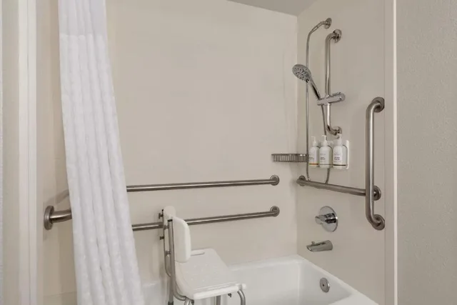 غرفة بسرير كوين بحوض استحمام لذوي الإعاقة، La Quinta Inn & Suites by Wyndham Fairfield - Napa Valley 4/4
