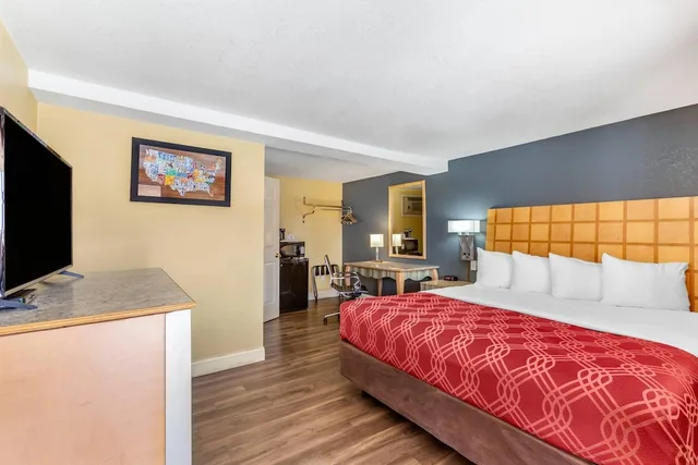 غرفة قياسية بسرير كينج، Econo Lodge Clovis 1/9
