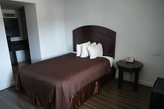 غرفة قياسية بسرير كوين، La Hacienda Motel 5/10