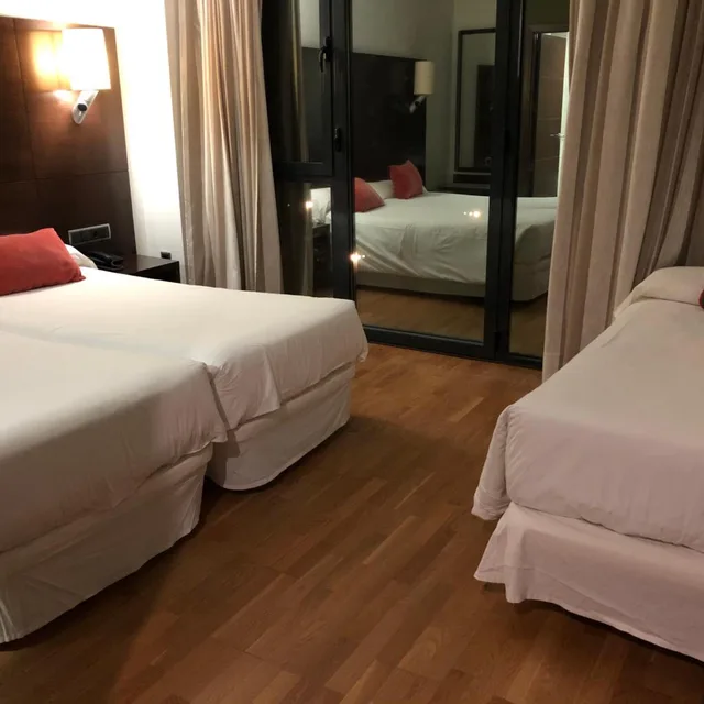Room, Twin Beds, with Extra Bed, Hospedium Valles de Gredos Golf 2/5