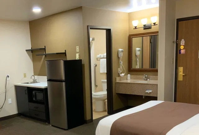 غرفة قياسية بسريرين كوين بمطبخ صغير، Studio6 Minot, ND 7/8