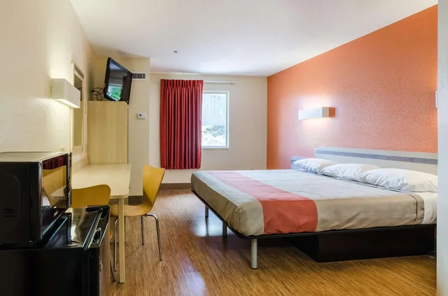 1 King Bed Mobility Access Ri Shwr Nsmk، Motel6 Bristol, VA 8/10