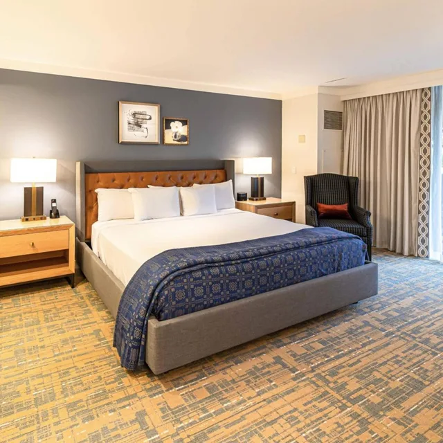 غرفة بريميوم بسرير كينج بشرفة، Williamsburg Lodge 1/6