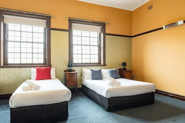 غرفة بسريرين منفصلين بحمام مشترك، Strathfield Hotel 1/3