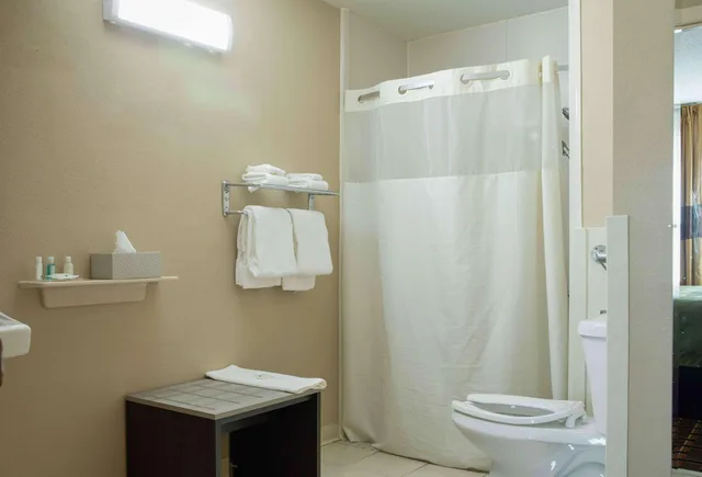 Room, Queen Bed, Quality Inn Raynham - Taunton 5/5
