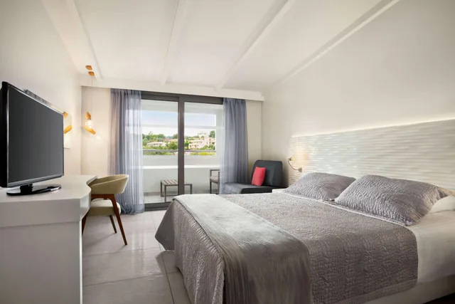 Design, Superior, Double Bed، TRYP by Wyndham Corfu Dassia 1/2