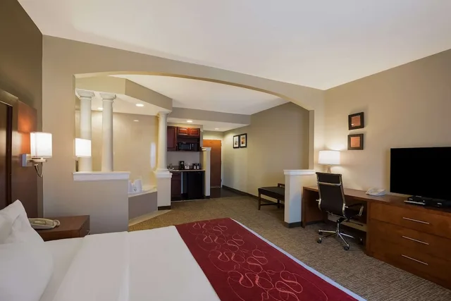 جناح بسرير كينج بحوض جاكوزي، Comfort Suites Near University 4/7
