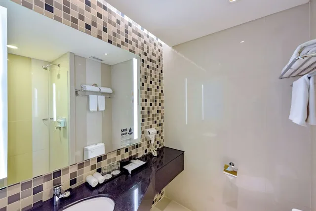 غرفة ديلوكس بسرير كوين، Hotel Ciputra Cibubur managed by Swiss-Belhotel International 6/8