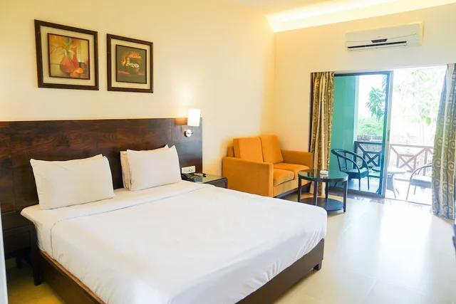 Executive, King Bed, Pool Side, The Fern Courtyard Resort 2/7