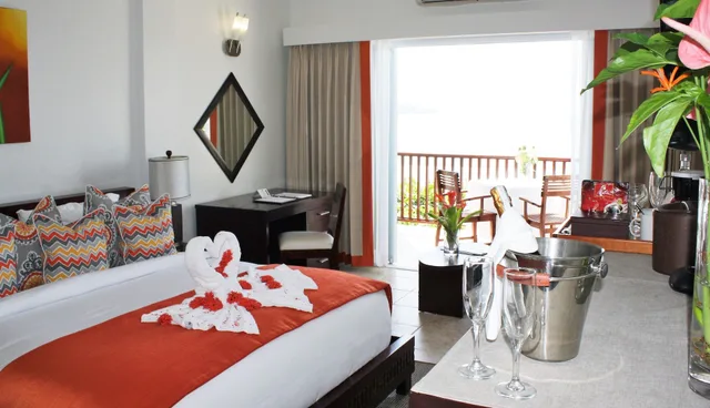 Sunset, Junior Suite, King Bed، Calabash Cove Resort And Spa - Adults Only 5/10