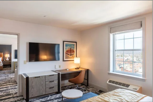 جناح رئاسي بسرير كينج وسريرين كوين لذوي الإعاقة، The Yorktowne Hotel, Tapestry Collection by Hilton 1/6