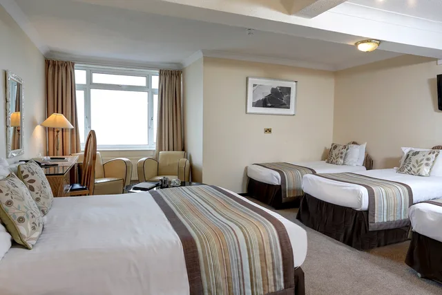 غرفة عائلية بسريرين منفصلين بإطلالة على البحر، Best Western Princes Marine Hotel 1/1