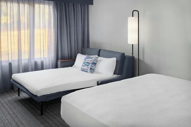 غرفة بسرير كينج مع أريكة، Courtyard by Marriott Kansas City Shawnee 2/10