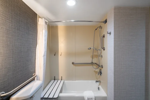 غرفة قياسية بسريرين كوين لذوي الإعاقة، Holiday Inn Huntsville Research Park 3/3