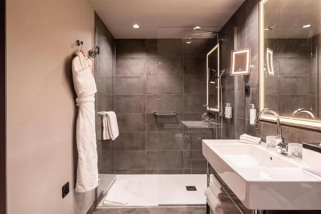 غرفة ديلوكس بسرير كينج، Dolce by Wyndham Versailles - Domaine du Montcel 4/5