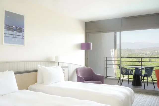 غرفة كلاسيكية بسريرين منفصلين بإطلالة على المسبح، Thalazur Antibes - Hotel & Spa 1/5