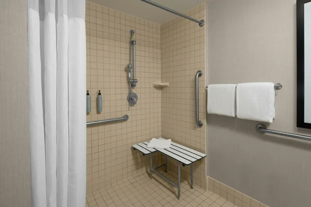 جناح استوديو بسرير كوين مع أريكة بحوض استحمام لذوي الإعاقة، Residence Inn Las Vegas Hughes Center 5/6