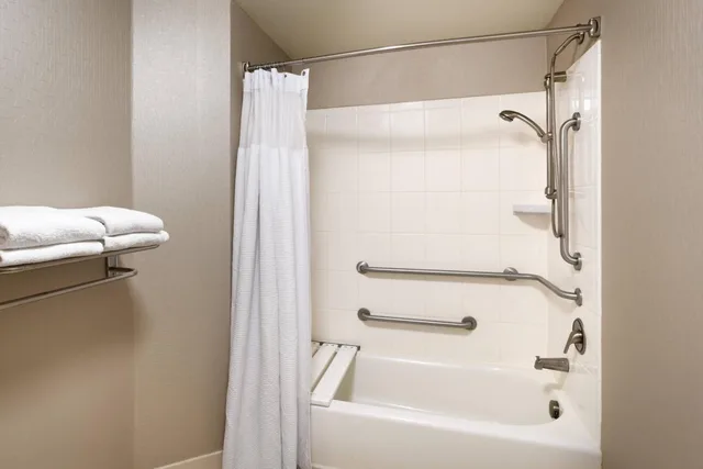 جناح بسرير كينج مع سرير سحّاب إضافي مع أريكة لذوي الإعاقة، Springhill Suites by Marriott Thatcher 4/5
