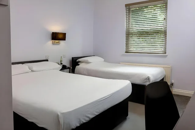 غرفة قياسية ثلاثية بسرير مزدوج وسرير فردي، Sure Hotel By Best Western Reading 1/1