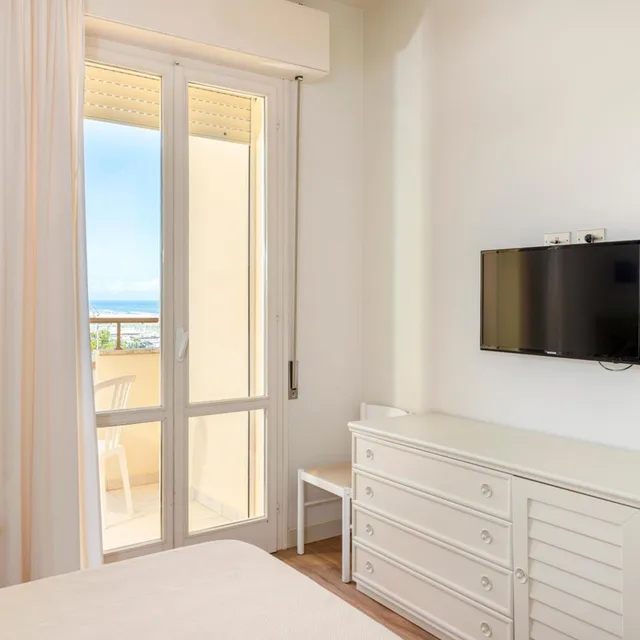 غرفة ثلاثية، Hotel Diplomatic 4/5