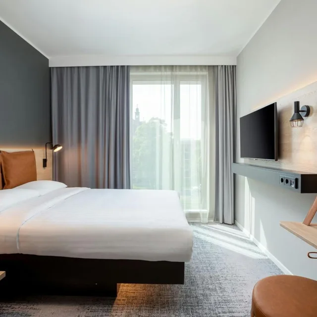 Moxy, Queen Bed, Moxy Plymouth 2/10