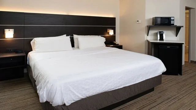 غرفة قياسية بسرير كينج مع أريكة، Holiday Inn Express Cincinnati West 2/7