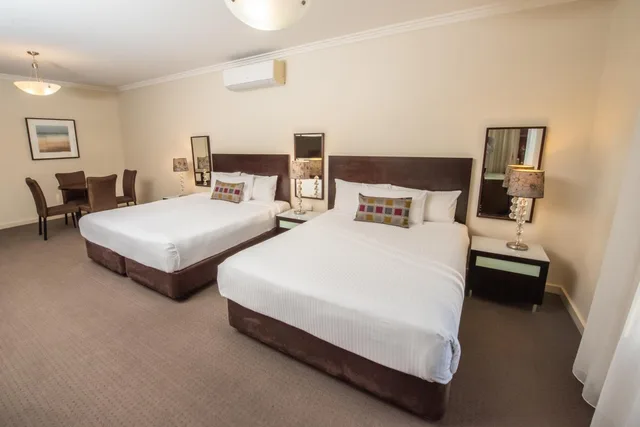 غرفة ديلوكس بسريرين منفصلين وسرير كينج وسرير كوين، Best Western Plus Hovell Tree Inn 3/5
