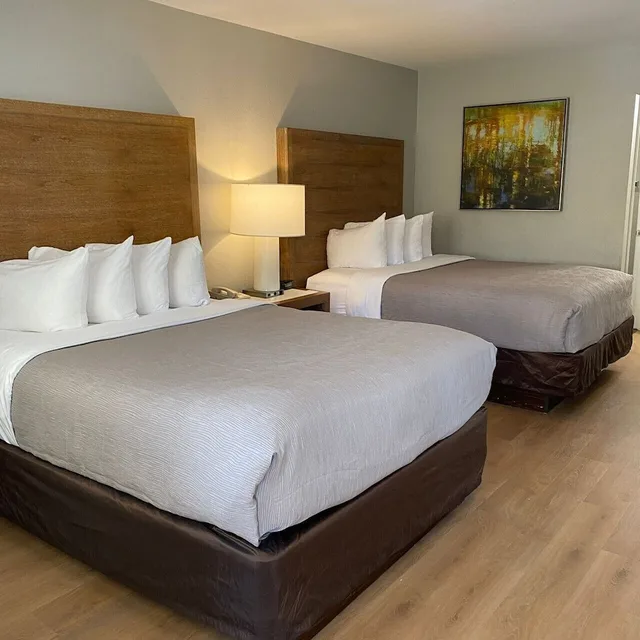 غرفة قياسية بسريرين كوين، Quality Inn Suites By the Parks 6/6