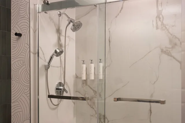 جناح تنفيذي بسرير كينج مع أريكة، Hotel Vesper, Houston, a Tribute Portfolio Hotel 5/5