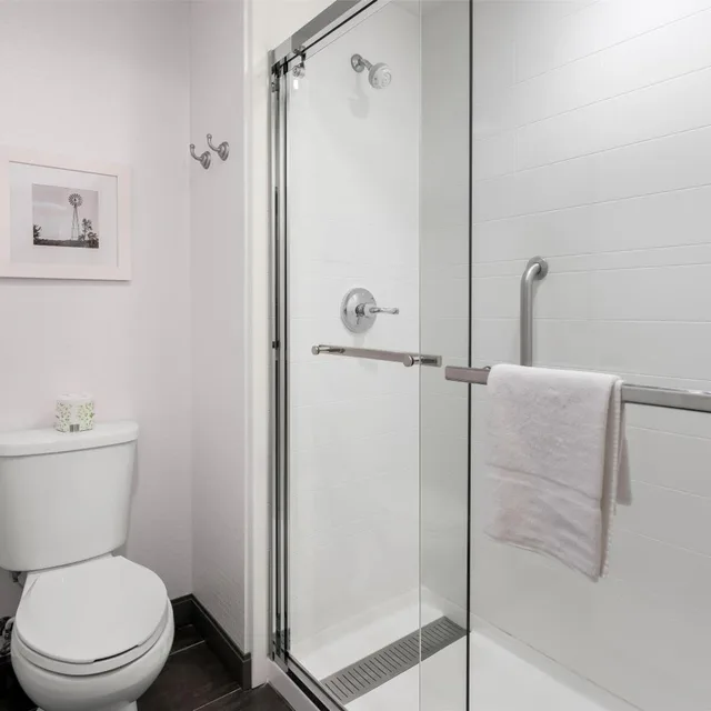 جناح بسرير كينج بغرفة نوم واحدة مع أريكة بحوض جاكوزي، Hampton Inn Suites Newtown 7/10