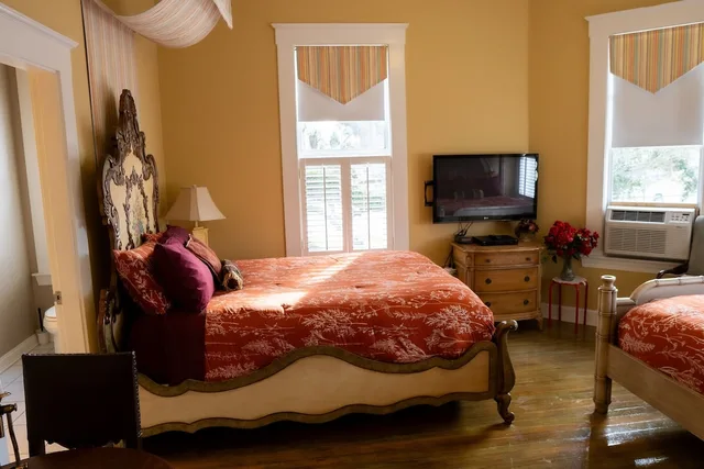 Caribbean, Style, Deluxe, 2 Queen Beds، Oak Tree Hotel 13/17