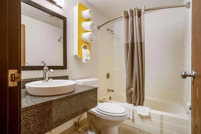 2 Full Beds - Smoking, Micfridge، Motel6 Albert Lea, MN 4/4