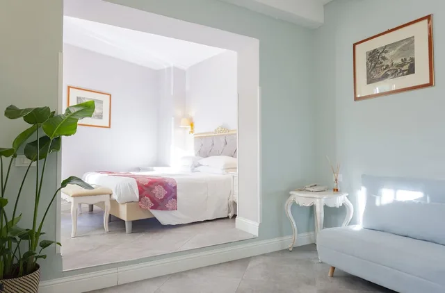 غرفة عائلية رباعية بسرير كوين وسرير فردي مع أريكة، Villa Royal 2/3