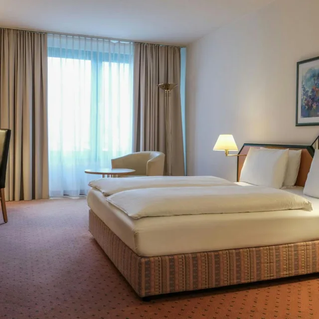 غرفة قياسية بسرير كينج وسرير كوين، FOUR Essen City Centre 8/10