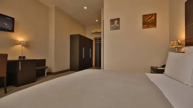 غرفة قياسية بسرير مزدوج وسريرين منفصلين، TANA Hotel 2/2