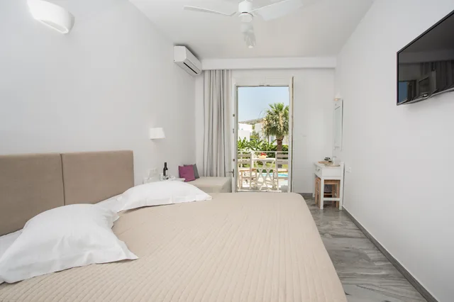 غرفة سوبيريور بإطلالة جزئية على البحر، Polos Hotel Paros 4/10