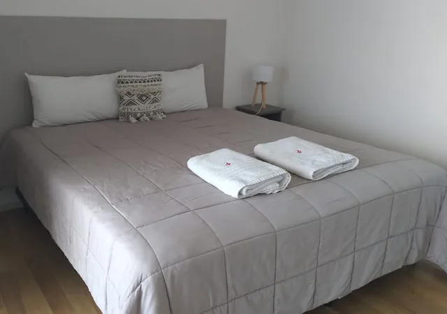غرفة ديلوكس بسرير كينج وثلاثة أسرّة، Apart Hotel Quijote by DOT Suites 1/3
