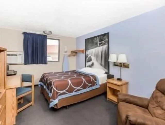 غرفة قياسية بسرير كوين لذوي الإعاقة، Super 8 By Wyndham Manhattan Ks 1/3