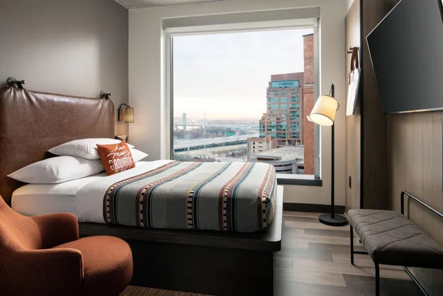 غرفة بسرير كوين، Moxy Louisville Downtown 3/15