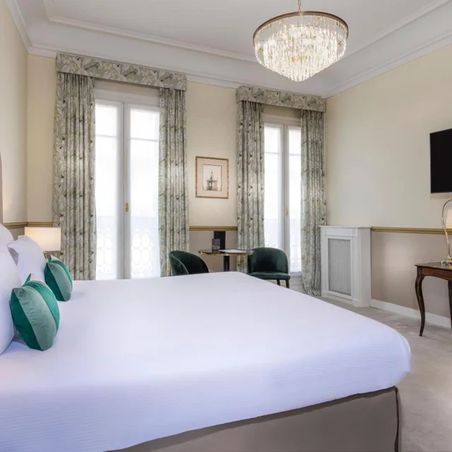 جناح جونيور بسرير كينج، Hotel Claridge 4/10