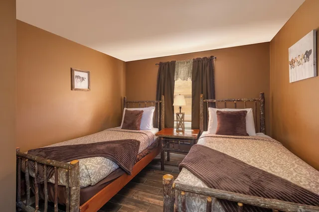 كوخ بسرير كينج وسريرين منفصلين بغرفتي نوم بمنطقة جلوس، Whitney Apos S Inn At Jackson 1/5