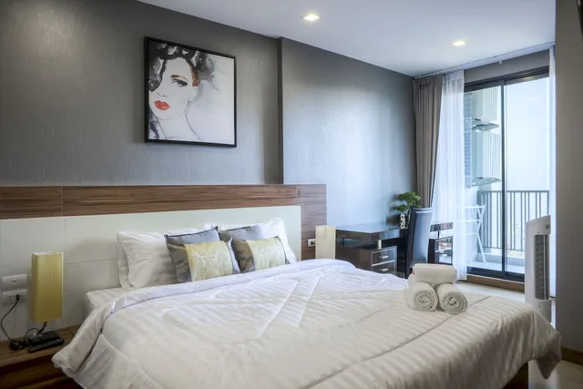 شقة حصرية بسرير كينج مع أريكة، The Astra Condo 1/4