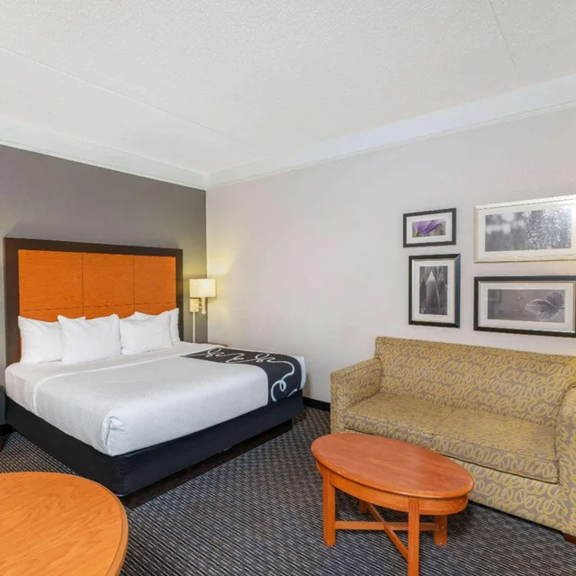 غرفة تنفيذية بسرير كينج، La Quinta Inn Suites Pueblo 2/6