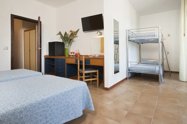 غرفة رباعية بسرير مزدوج وسرير بطابقين، Hotel Oasis Alghero 1/5