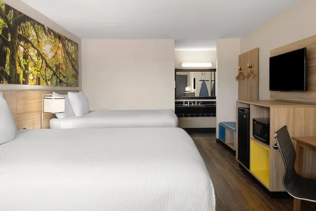 غرفة بسريرين كوين، Days Inn & Suites by Wyndham Byram 1/3