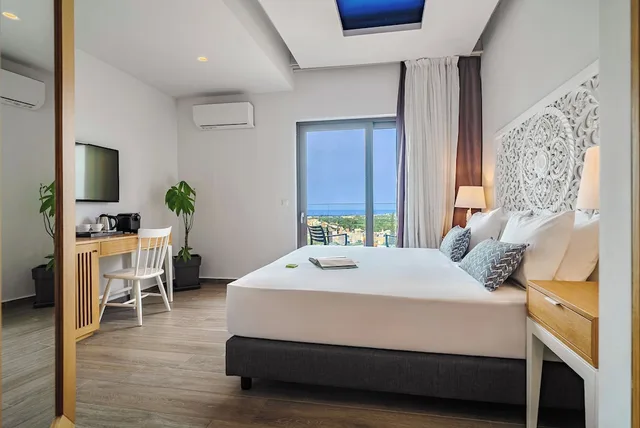 غرفة سوبيريور بسريرين منفصلين بشرفة بإطلالة جزئية على البحر، Villaggio Boutique Hotel Hersonissos - Adults Only 2/10