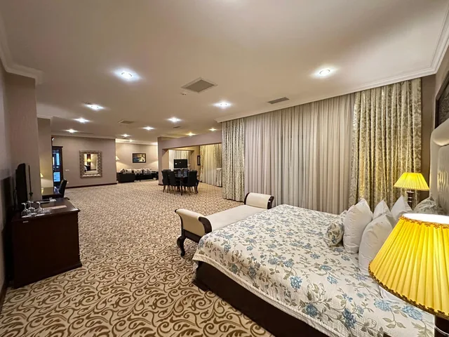 جناح ملكي بسرير كينج وسرير فردي، Modern Hotel Baku 1/1