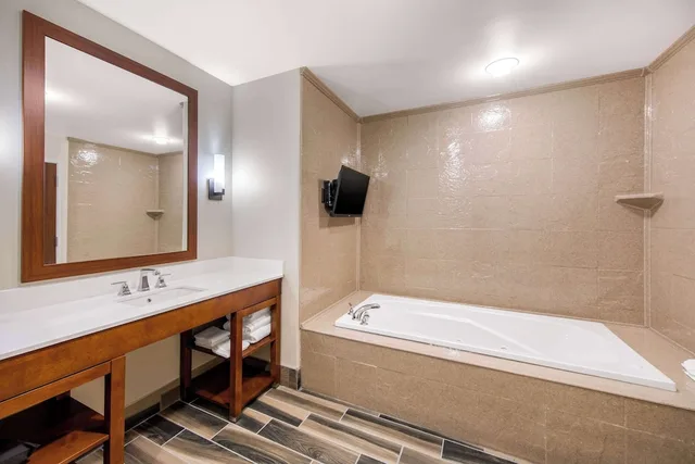 Efficiency, Suite, King Bed, Sofa، Comfort Suites Liberal North KS 3/4