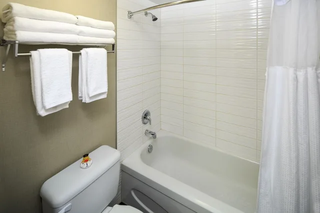 جناح جونيور بسرير كوين مع أريكة، Accent Inns Victoria 4/4