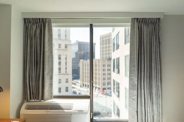 غرفة قياسية بسرير كينج لذوي الإعاقة، Hotel Indigo Detroit Downtown 8/9
